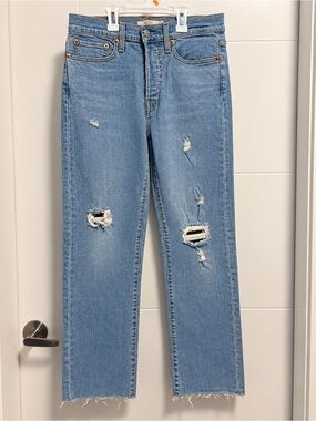 Levi’s Light Blue Distressed Women’s Jeans
Never worn